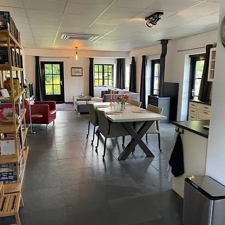 Weistraat, Heerlijke Vakantiewoning! Prachtig Gelegen In De Betuwe In Het Dorpje Tricht, Op Loopafstand De Linge Tricht
