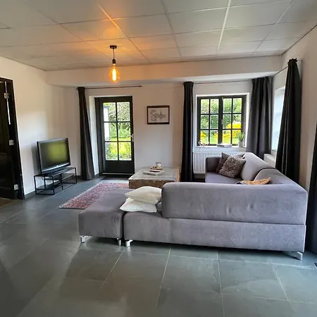 Apartment Weistraat, Heerlijke Vakantiewoning! Prachtig Gelegen In De Betuwe In Het Dorpje Tricht, Op Loopafstand De Linge
