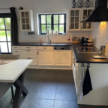 Apartment Weistraat, Heerlijke Vakantiewoning! Prachtig Gelegen In De Betuwe In Het Dorpje Tricht, Op Loopafstand De Linge