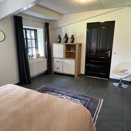 Apartment Weistraat, Heerlijke Vakantiewoning! Prachtig Gelegen In De Betuwe In Het Dorpje Tricht, Op Loopafstand De Linge