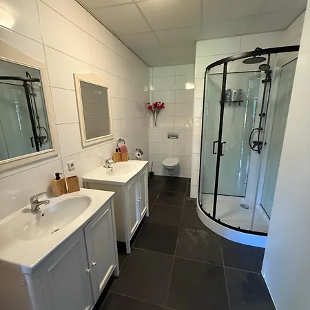 Weistraat, Heerlijke Vakantiewoning! Prachtig Gelegen In De Betuwe In Het Dorpje Tricht, Op Loopafstand De Linge * Tricht